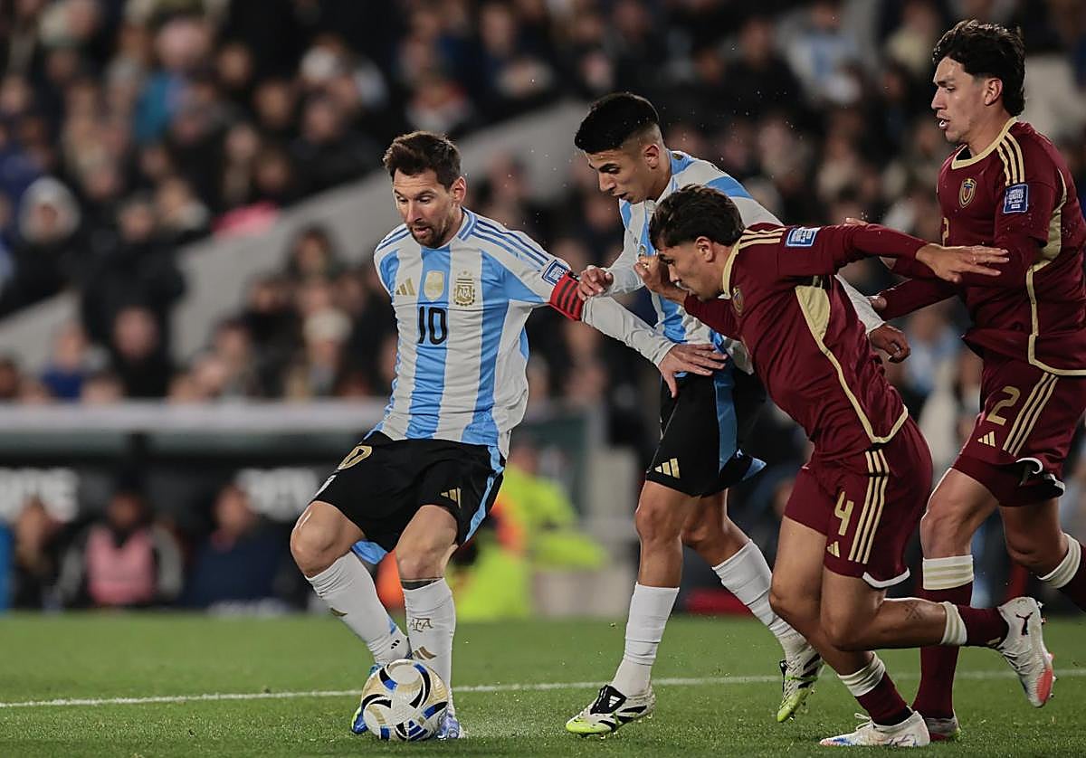 Aramburu, el '4' de la 'vinotinto', persigue a Messi en el Argentina-Venezuela disputado la pasada noche en el Monumental de Buenos Aires