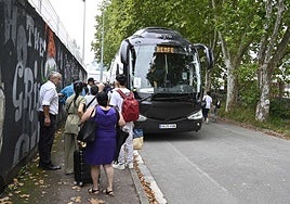 Un bus alternativo de Renfe recoge pasajeros en Hernani.
