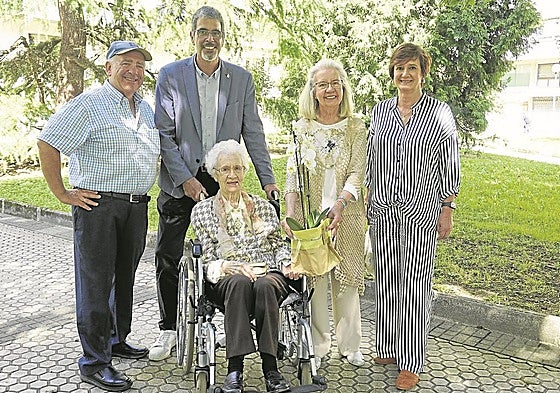 Celedonia Oyarzabal, residente en Donostia desde hace 7 años, cumplió 100 años el pasado mes de mayo. Tras la petición de su familia, Eneko Goia acudió esta semana a entregarle un ramo de flores. En la imagen, Celedonia aparece con el alcalde y la concejala de Barrios, Mariaje Idoeta (derecha), su yerno Vicente y su hija María Jesús.