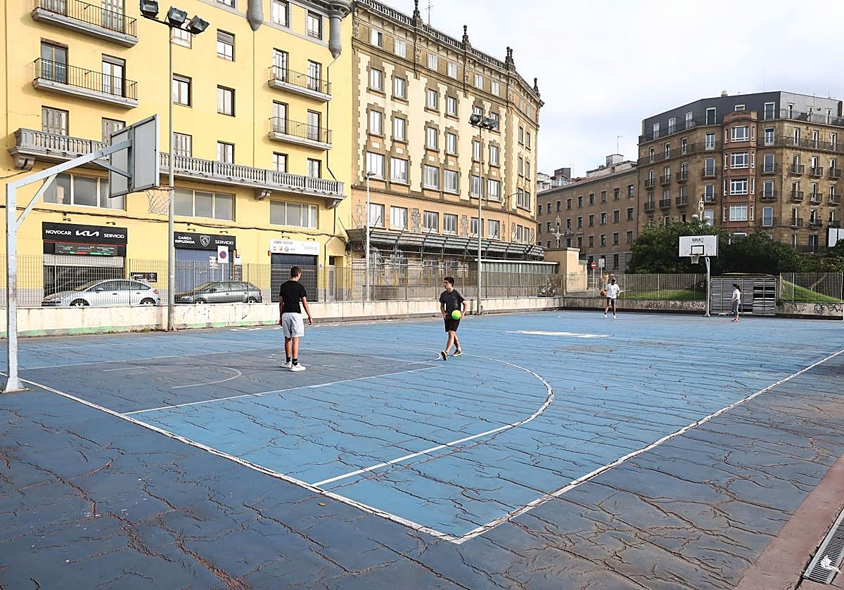 Como bien se aprecia en la imagen, la cancha de basket de Sagüés está completamente agrietada. Se va a cambiar el pavimento y también las canastas.