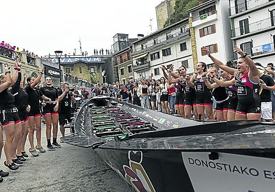 Las remeras de Hibaika celebran su clasificación.