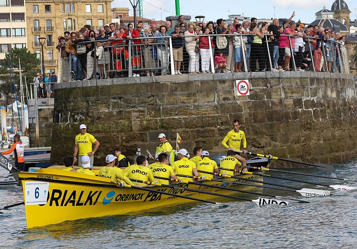 Gorka Aranberri patronea a la 'San Nikolas' bajo la atenta mirada del entrenador Iker Zabala y de decenas de curiosos agolpados en el muelle donostiarra.