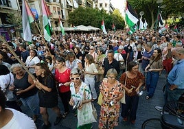 Miles de personas se han manifestado en el Boulevard de San Sebastián.