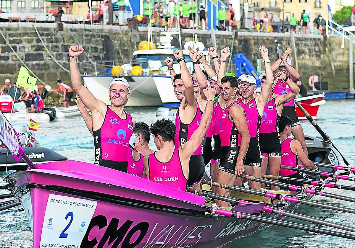 Los sanjuandarras saludan a su afición.