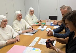 Momento de la firma entre la alcaldesa y la congregación.