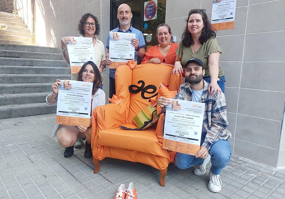 Iker Salaberria e Idoia Arbelaitz junto con otros miembros de Oroitzene AEK ayer, en Lezo.