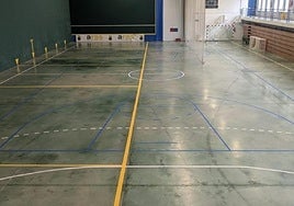 El suelo del frontón del polideportivo se ha pintado este verano.