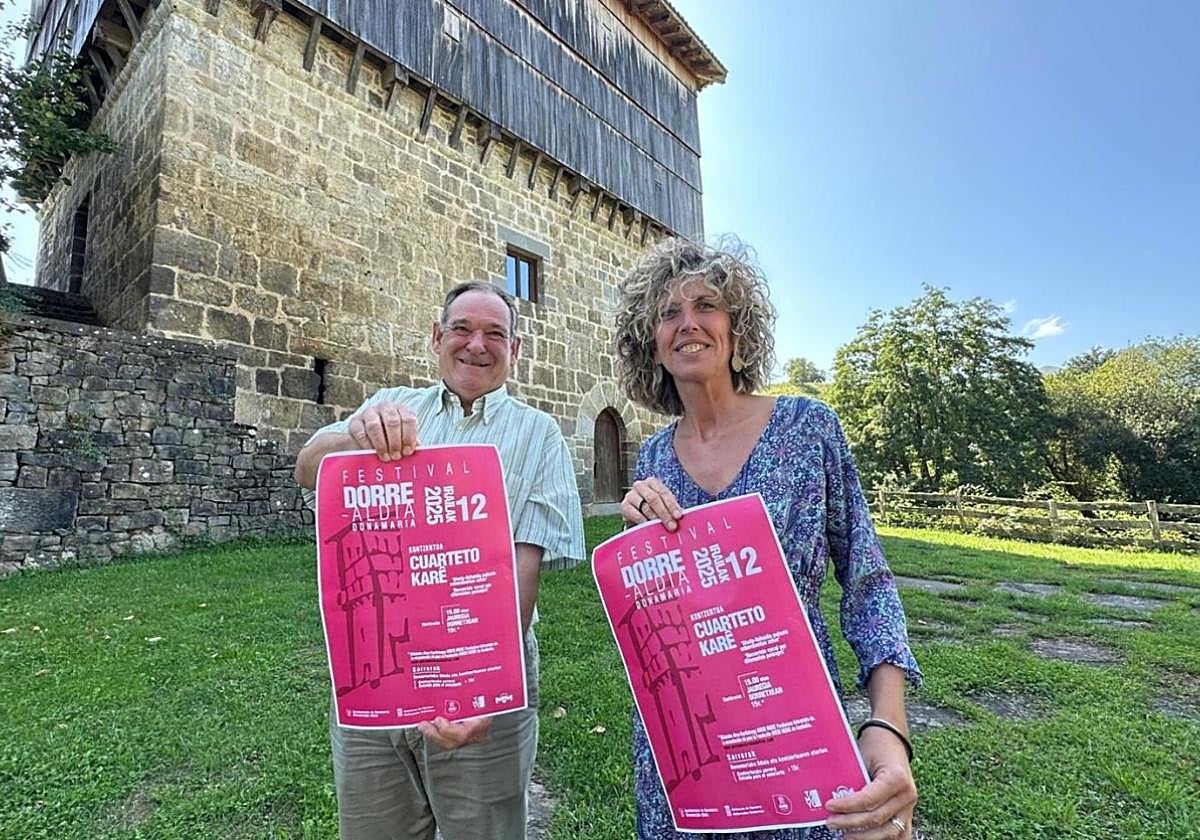 Eugenio Tamayo y Natalia Rekarte, alcaldesa de Donamaria, ante Jauregia.