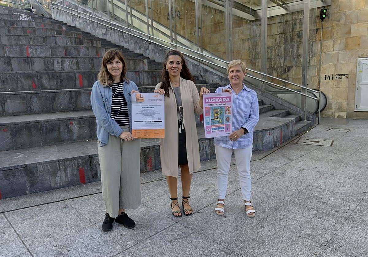 Jone Olaizola, de AEK; Eva Juez, edil del Ayuntamiento; y Arantza Iriondo, del euskaltegi municipal.