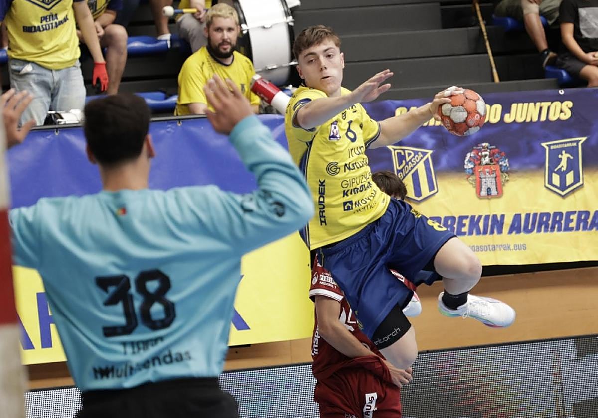 Xavi González, uno de los fichajes de esta temporada, marcó tres goles en el partido de Artaleku.