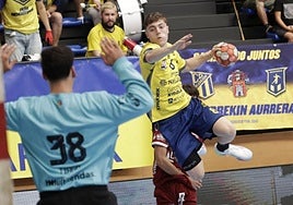 Xavi González, uno de los fichajes de esta temporada, marcó tres goles en el partido de Artaleku.