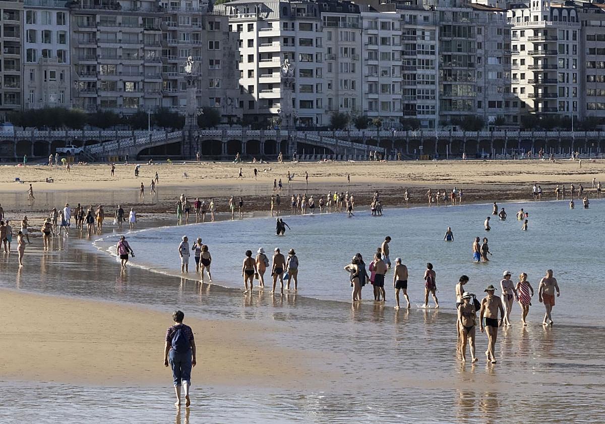El buen tiempo ha llenado este sábado desde temprano las playas guipuzcoanas, como La Concha.