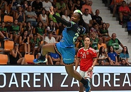 La plantilla del Super Amara Bera Bera, exultante tras conseguir su tercera Supercopa Ibérica.