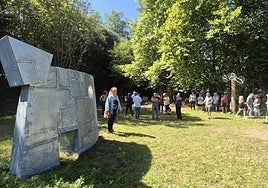 Herranz comenta algunos detalles de su obra 'Homenaje a Iñaki Olazabal' ante los asistentes