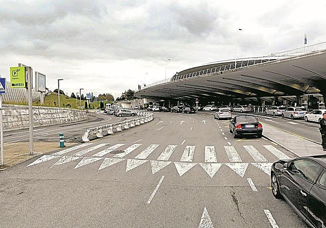 Estado anterior de la zona de llegadas, con tres carriles y uno más para autobuses.