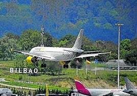 Un avión de Vueling despega de Loiu.