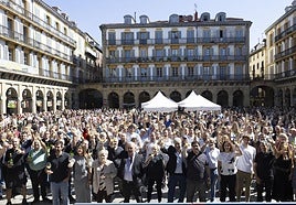 Topa multitudinario en la plaza de la Constitución este sábado al mediodía.