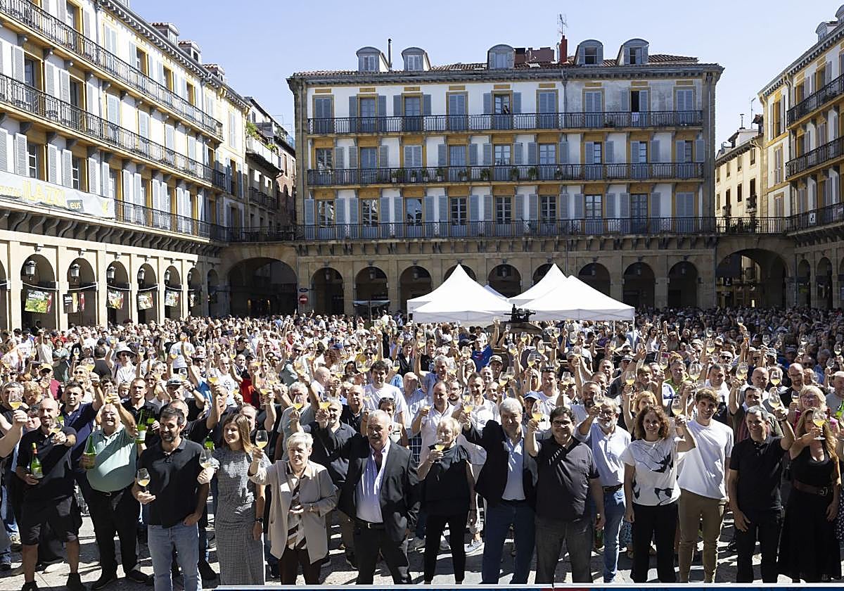 Topa multitudinario en la plaza de la Constitución este sábado al mediodía.