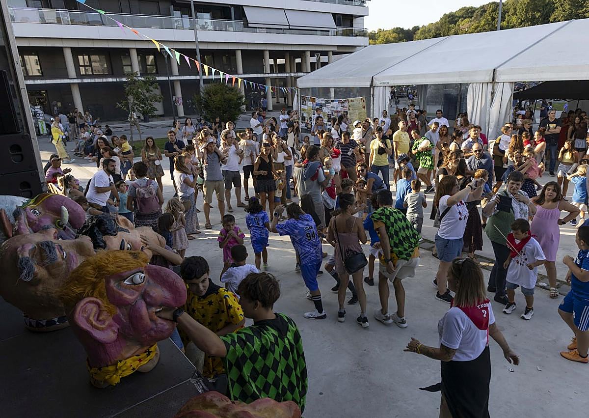 Imagen secundaria 1 - Inicio de las fiestas en Txomin Enea el viernes.