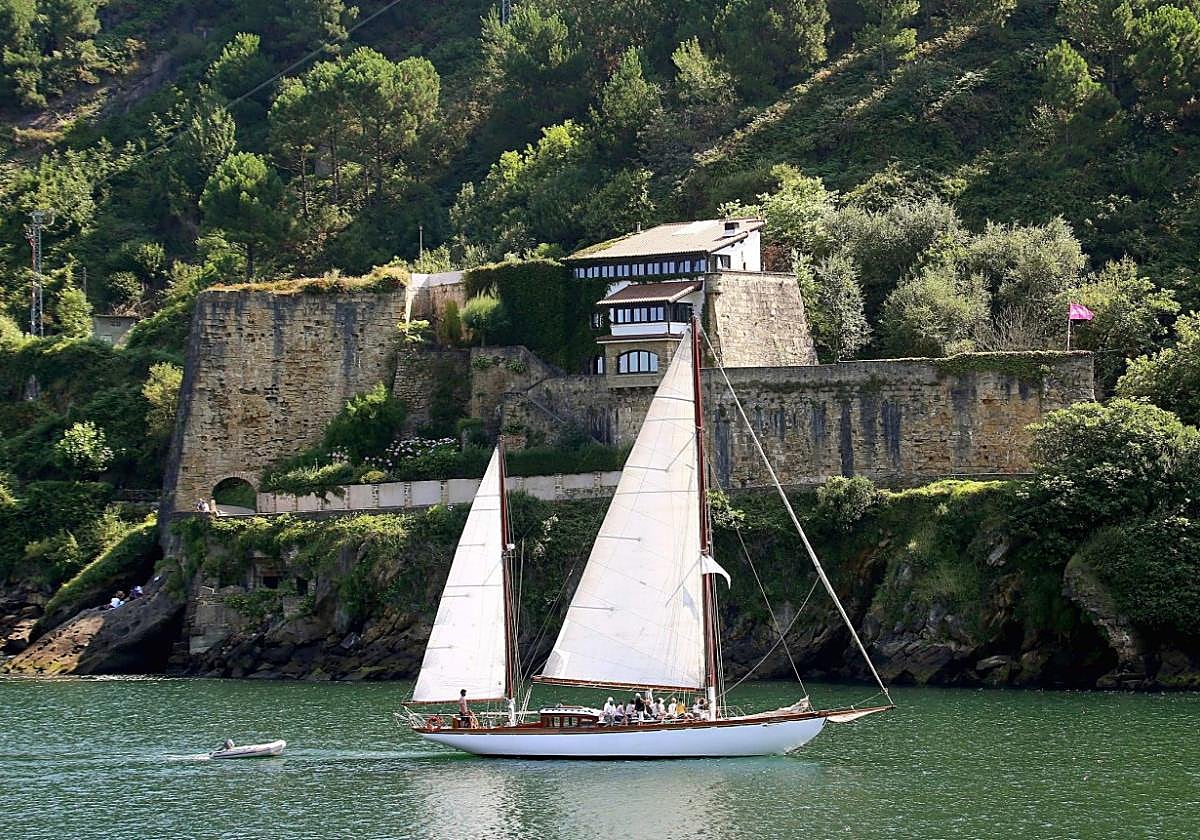 El velero 'Lucretia' haciendo su entrada en las aguas de la bahía con sus pasajeros en la cubierta.