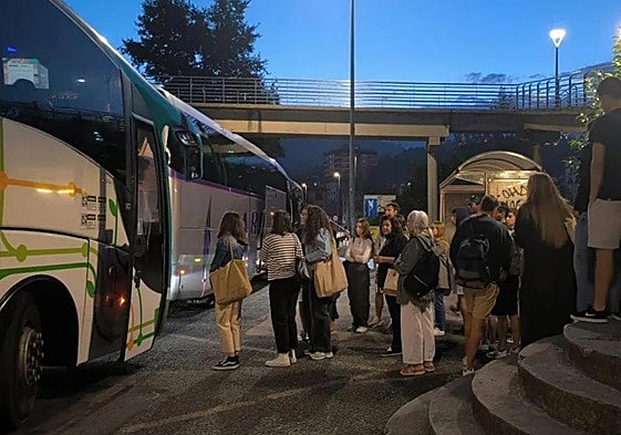 Numerosos elgoibartarras hacen cola para intentar acceder a un autobús con destino a Donostia, en septiembre del año 2023.