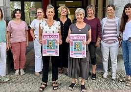 La concejala de Euskera, Irune Urbieta, con el equipo de profesoras del Euskaltegi Municipal de Zarautz.