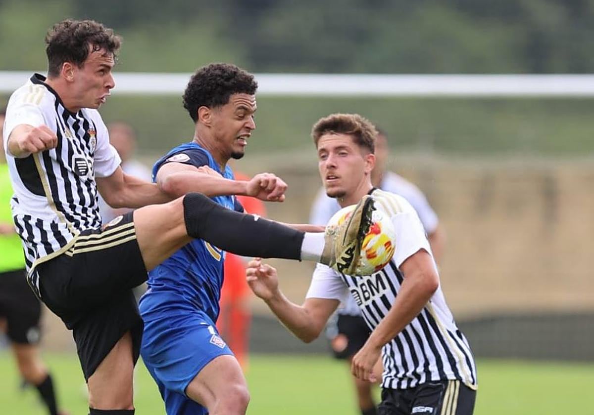 Jugadores del Unión y del Amorebieta pugnan por el balón.