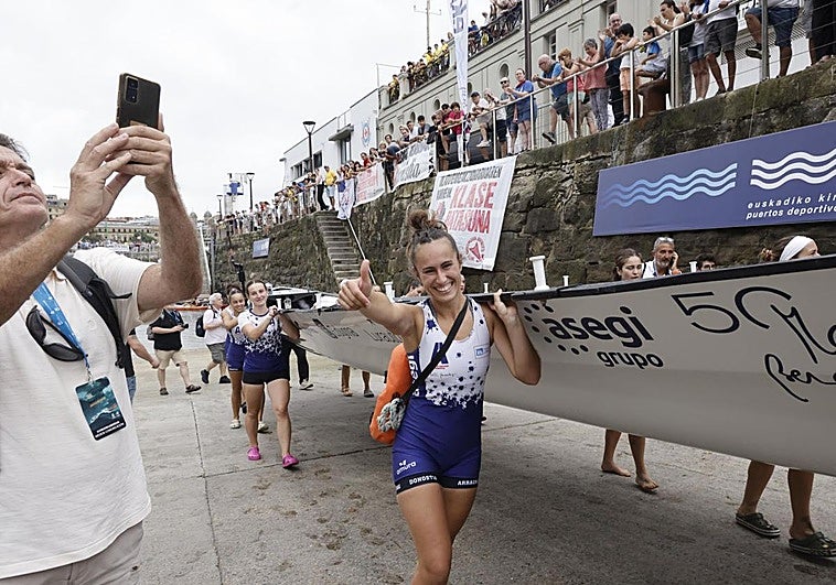Aiora Belartieta celebra la victoria de Arraun desde el muelle donostiarra.