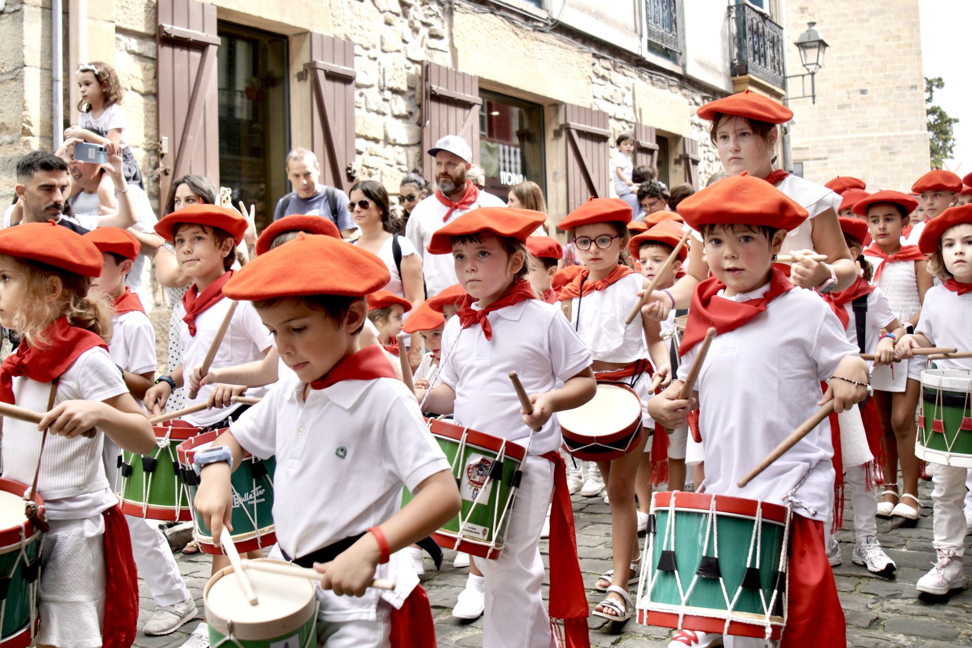 Hondarribia da inicio a sus fiestas en Arma Plaza
