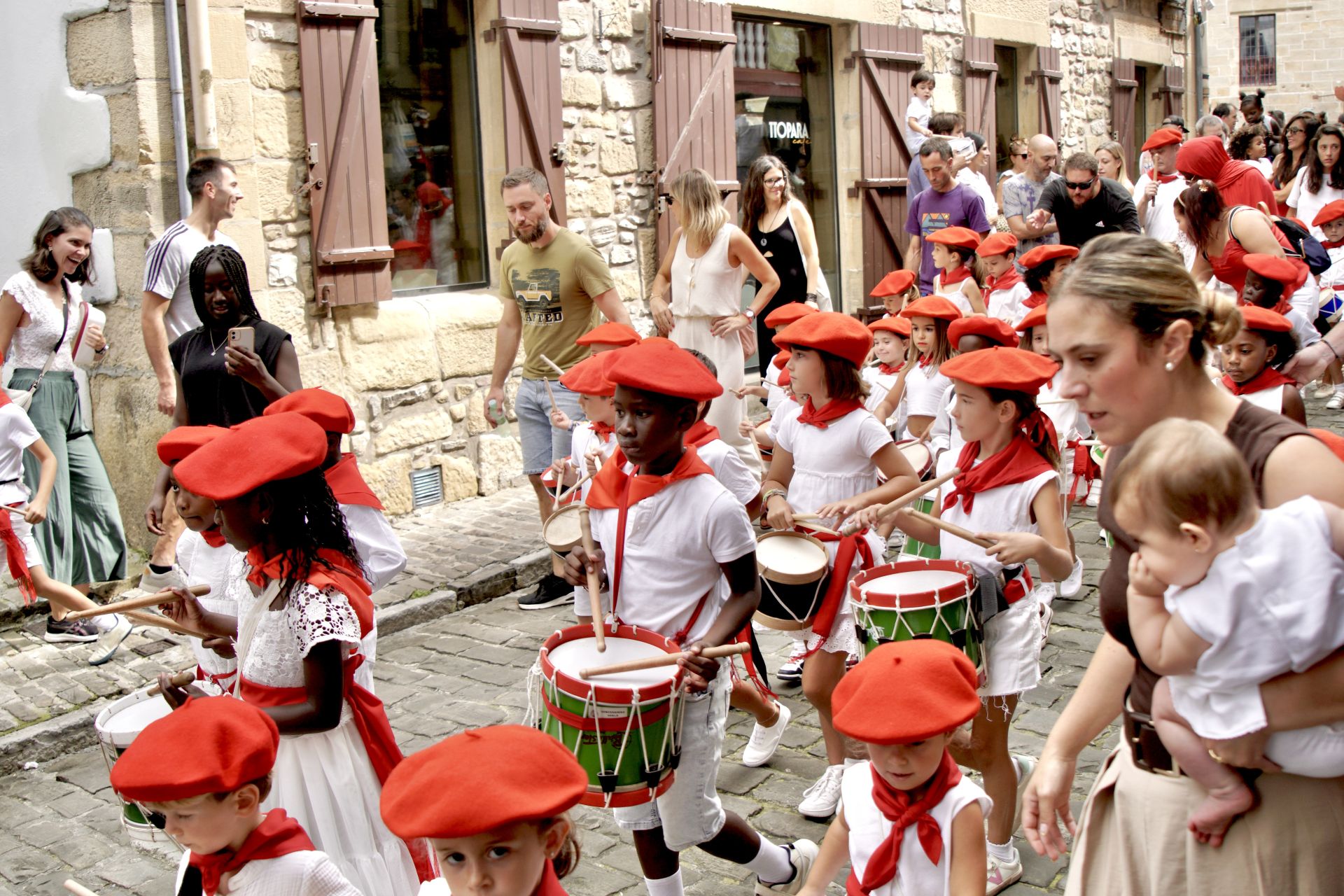 Hondarribia da inicio a sus fiestas en Arma Plaza
