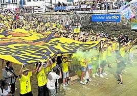La afición de Orio se dispone a recibir a su trainera en la rampa del muelle, donde se hizo notar con banderas y bengalas.