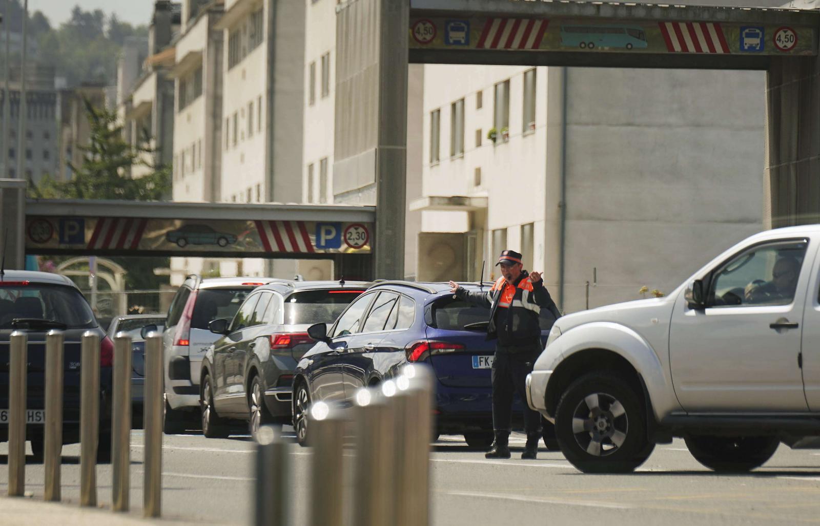 Tráfico en la entrada del parking de la estación de Donostia.