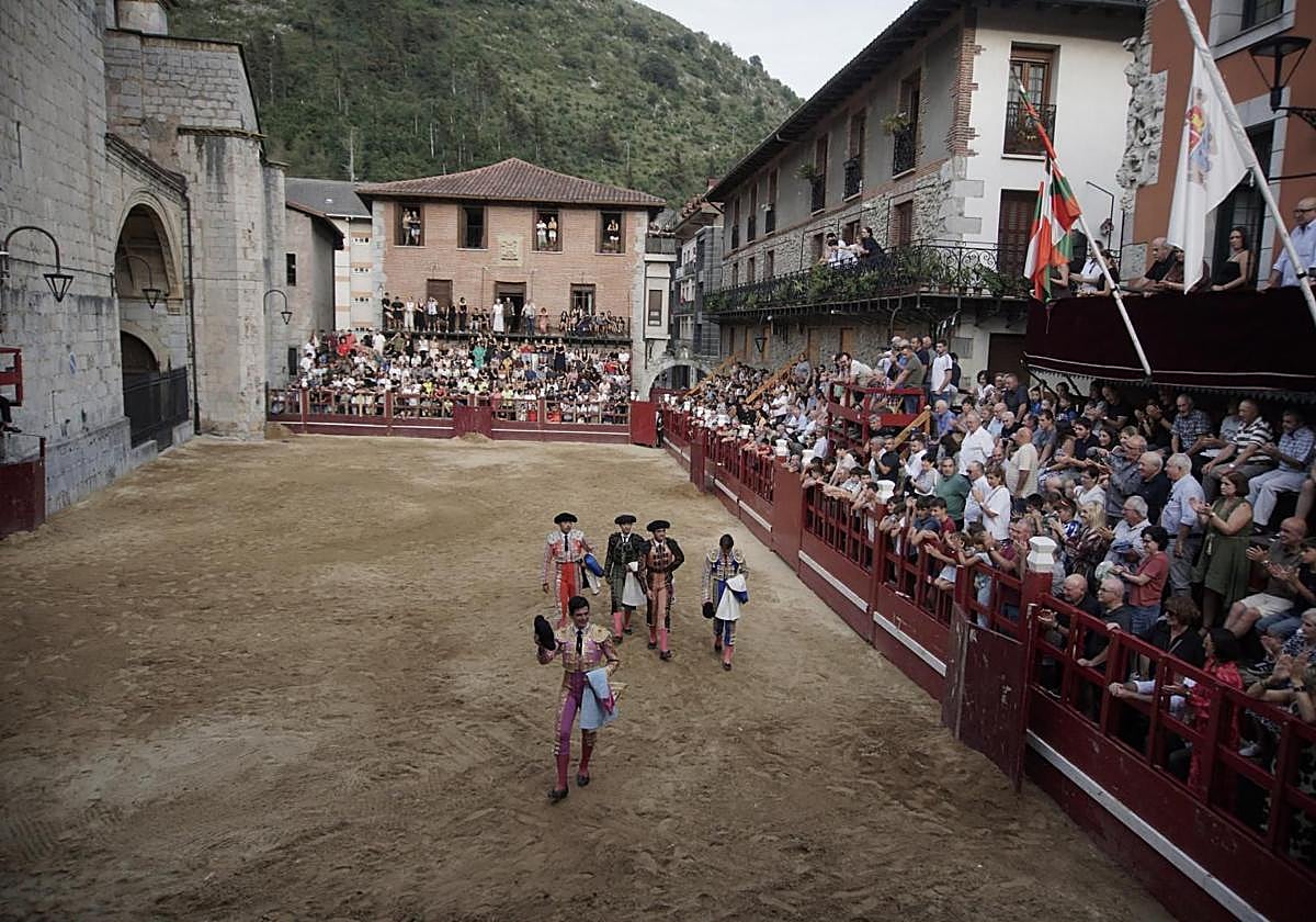 En compañía de su muy experimentada cuadrilla y de un buen sobresaliente, Raúl Jérez Curro abandona la plaza.