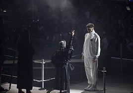 Pello Reparaz, 'Mitoaroa II'-ko pertsonaia baten haserrealdia pairatzen.