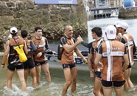 Los remeros de Zierbena se felicitan tras la regata del domingo que les sitúa en disposición de pelear por la Bandera de La Concha.
