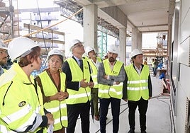 El secretario de Estado de Vivienda, David Lucas, en el centro, visitó ayer una promoción de VPO en Zarautz.