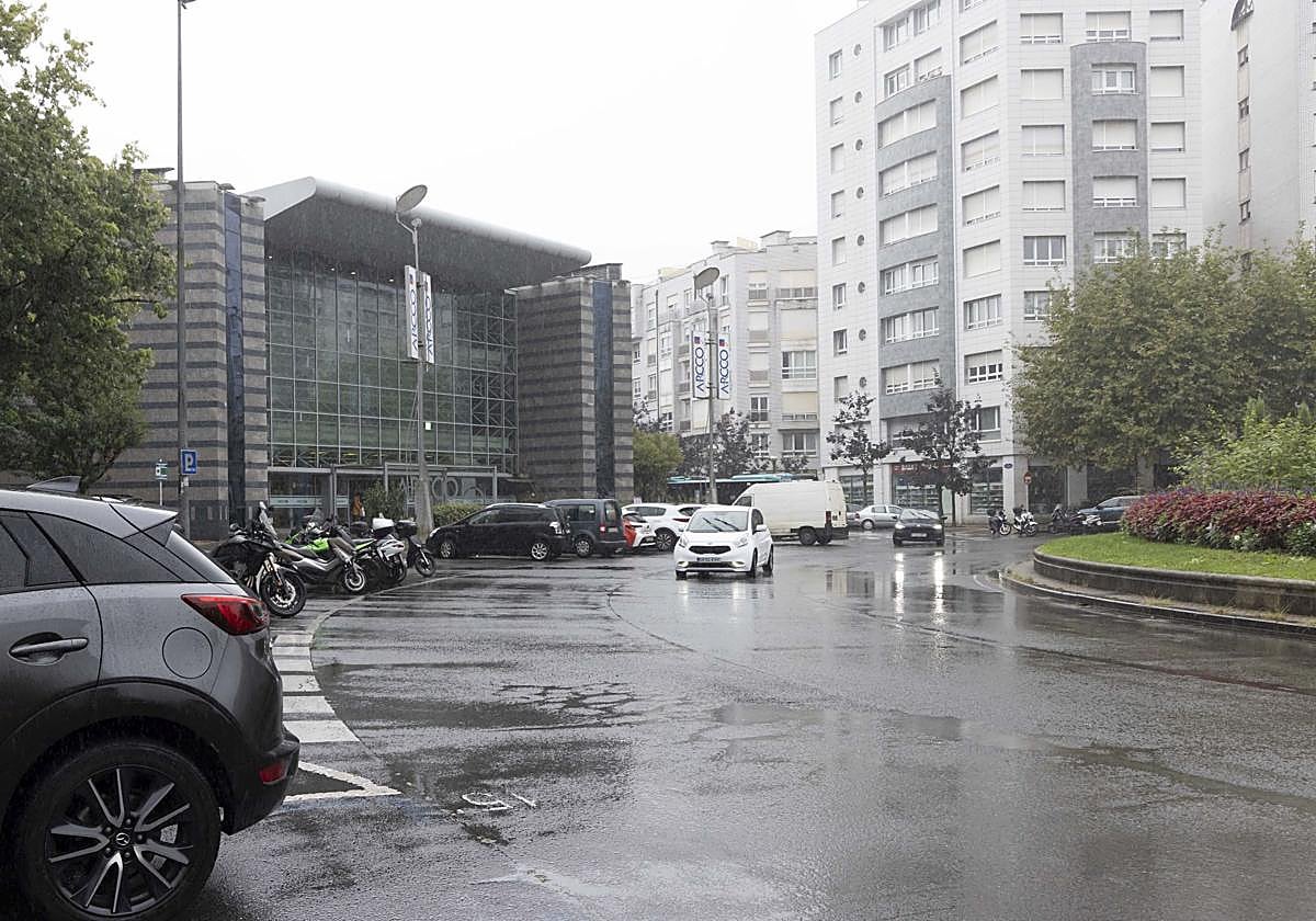 Se renovará el firme de la glorieta de la plaza Irun entre la salida de Toribio Alzaga y Gregorio Ordóñez.