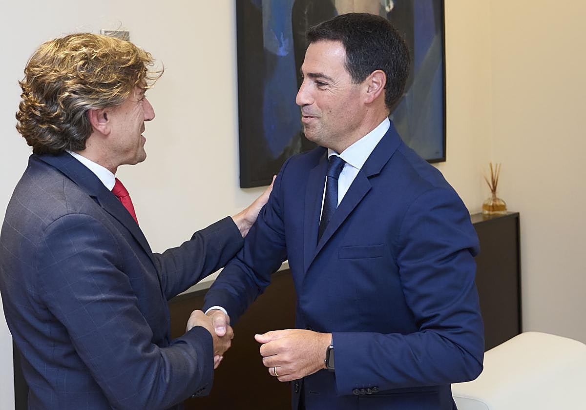 Andueza y Pradales, se saludan al inicio de la reunión de hoy.