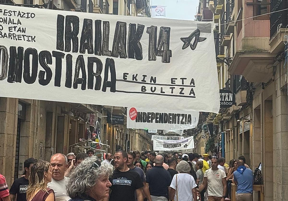Pancartas en la Parte Vieja donostiarra este pasado domingo