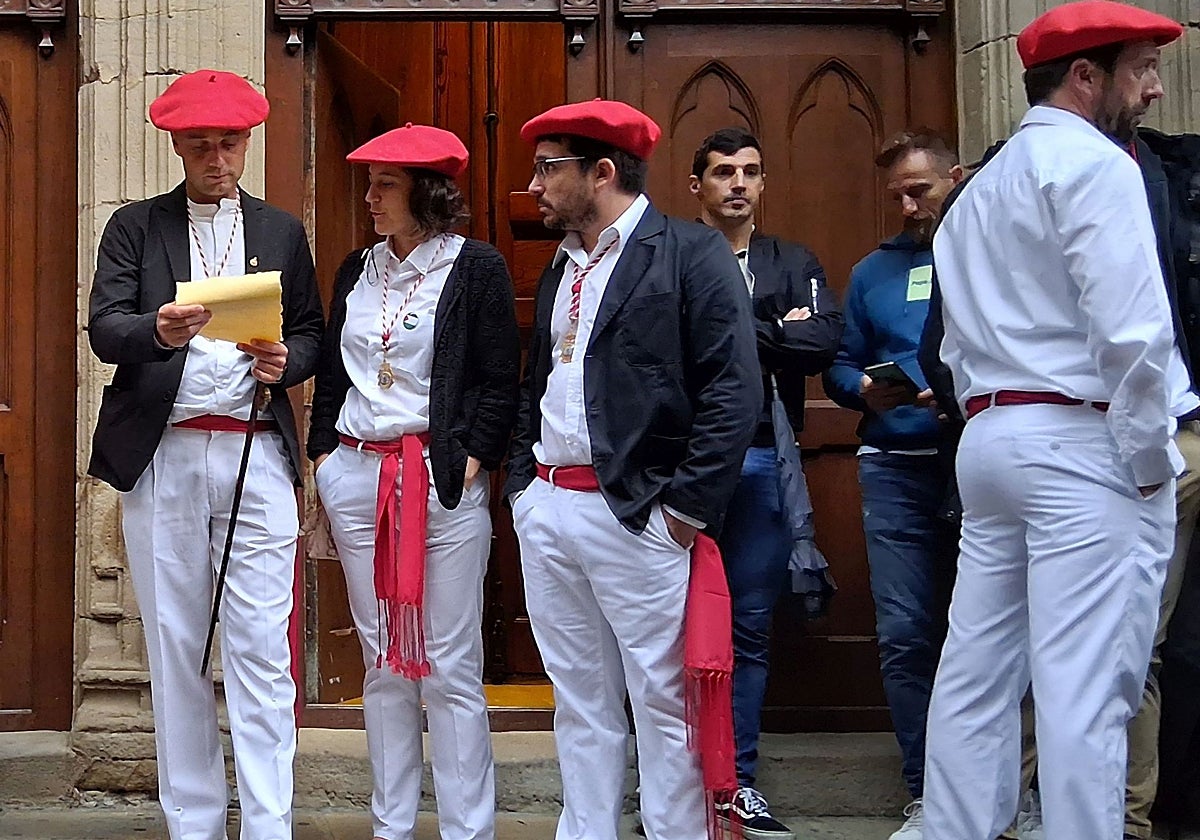 El alcalde, Igor Enparan, lee la carta que le ha entregado la capitana de Jaizkibel acompañado por los concejales de Abotsanitz Estitxu Urtizberea y Josu Peña.