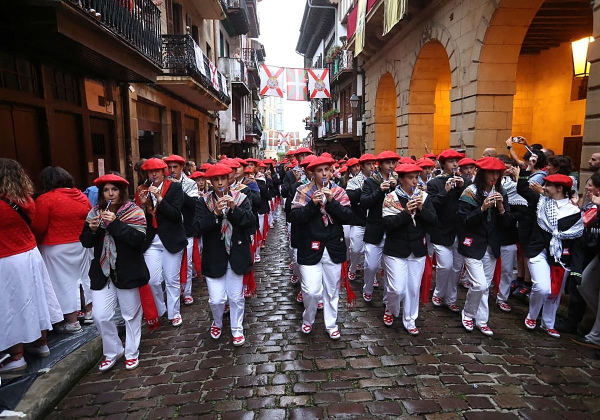 Desfile de la compañía Jaizkibel por las calles de Hondarribia.