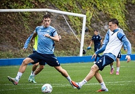 Turrientes realiza un pase horizontal ante Sucic