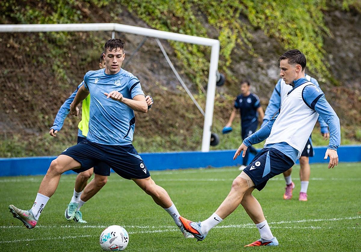 Turrientes realiza un pase horizontal ante Sucic