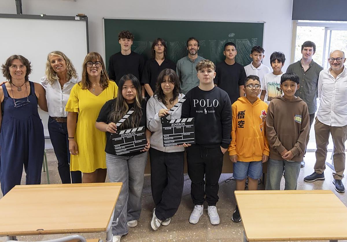 Alumnos y profesores, junto a Goizane Álvarez, Raquel Romero y José Luis Rebordinos, hoy en la presentación de Zinekin.