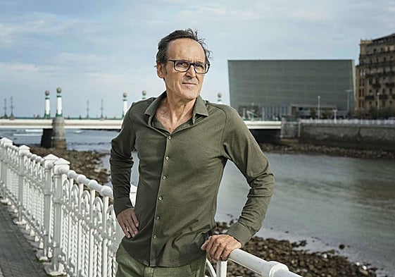 Alberto Iglesias, con el Kursaal al fondo.