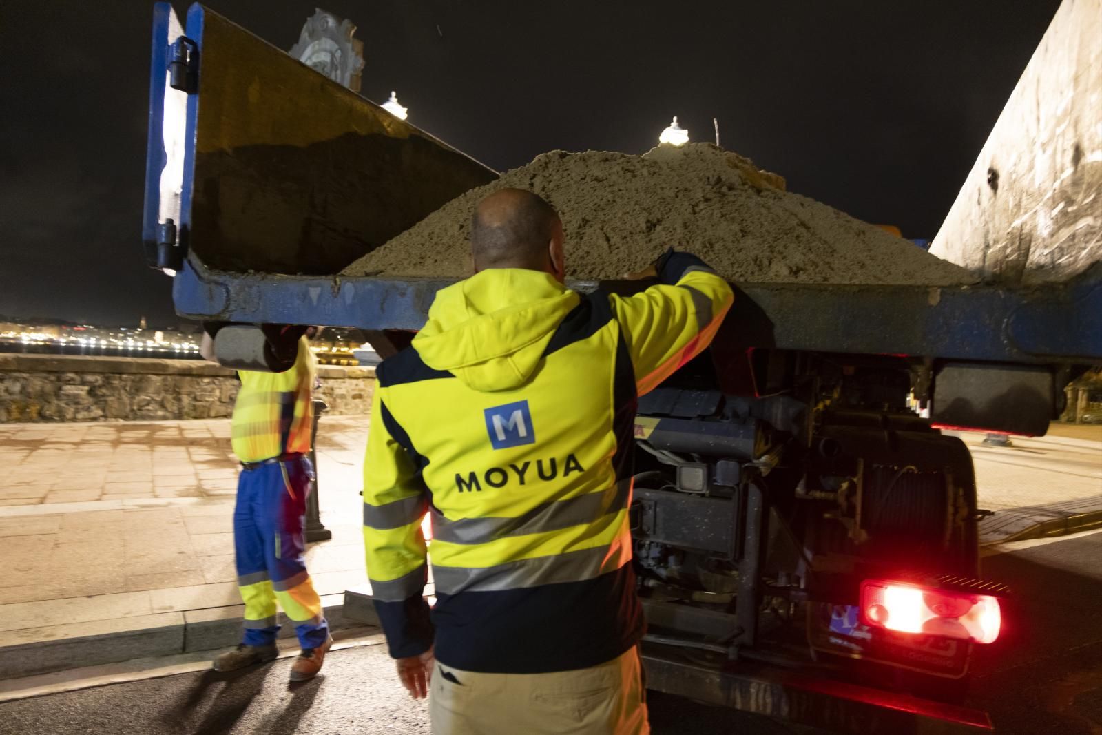 90 toneladas de arena para la playa de Ondarreta