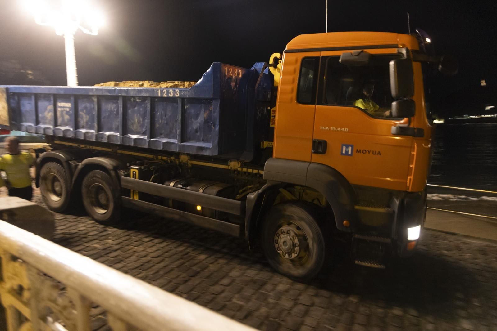 90 toneladas de arena para la playa de Ondarreta