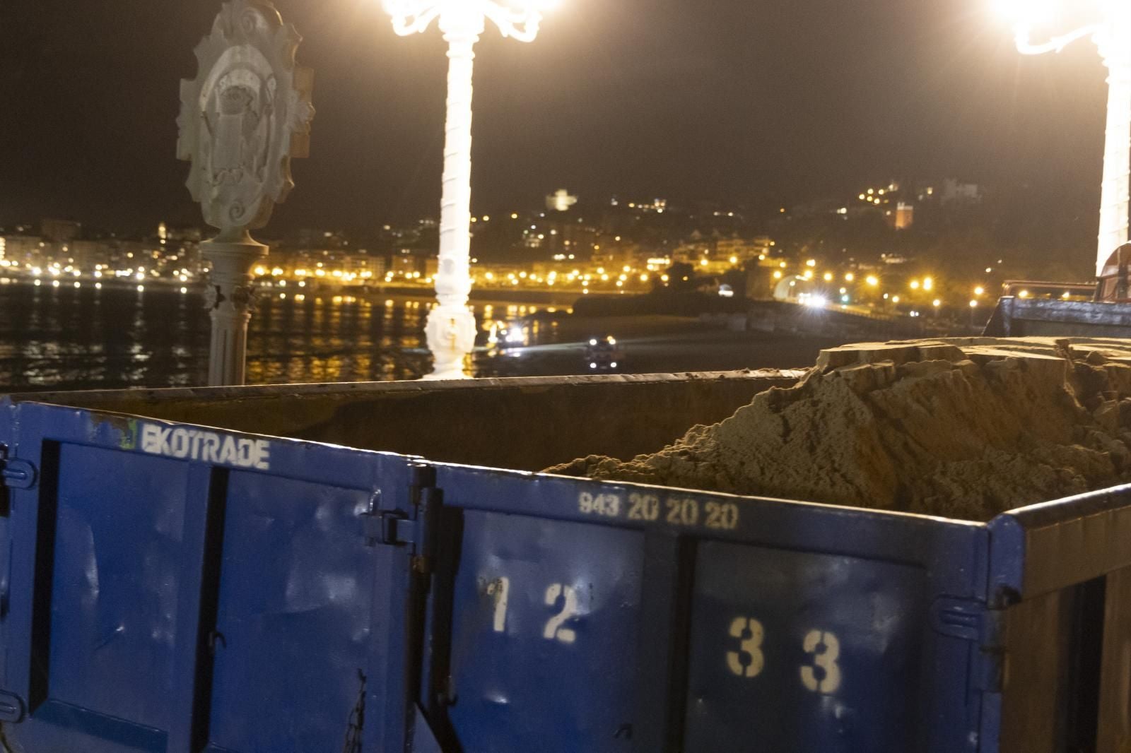 90 toneladas de arena para la playa de Ondarreta
