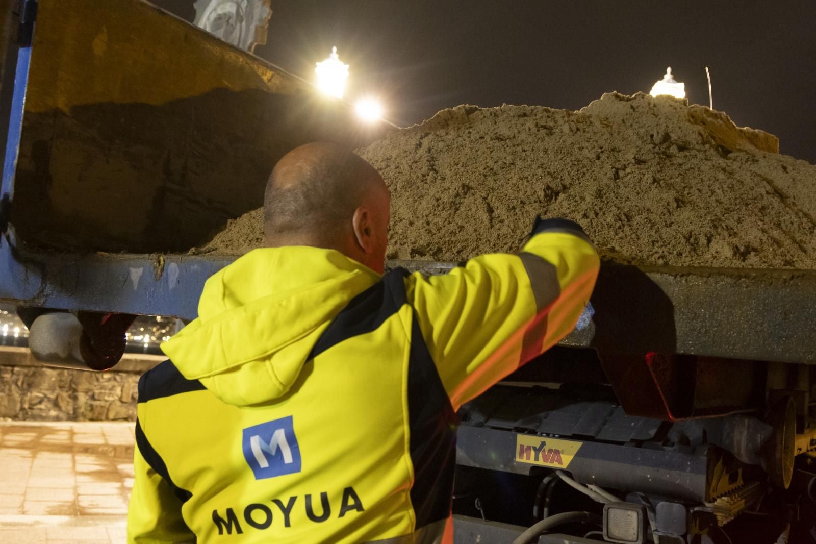 90 toneladas de arena para la playa de Ondarreta
