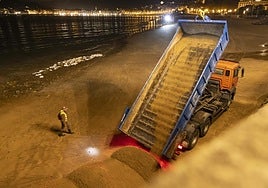 La arena fue depositada en montones que luego la marea se encargaría de redistribuir.